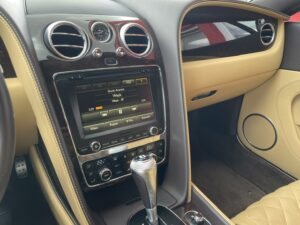 Originales Bentley Continental GT Infotainmentsystem vor der Apple CarPlay Nachrüstung
