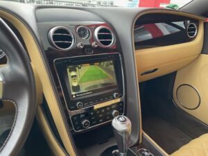 Rückfahrkamera-Ansicht mit dynamischen Hilfslinien im Bentley Continental GT Display