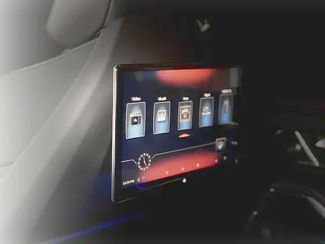 Nachgerüsteter Monitor für Rear Seat Entertainment im Fahrzeugfond