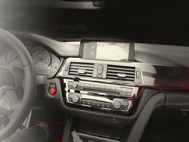 Nachgerüstete Rückfahrkamera mit Anzeige im Fahrzeugdisplay