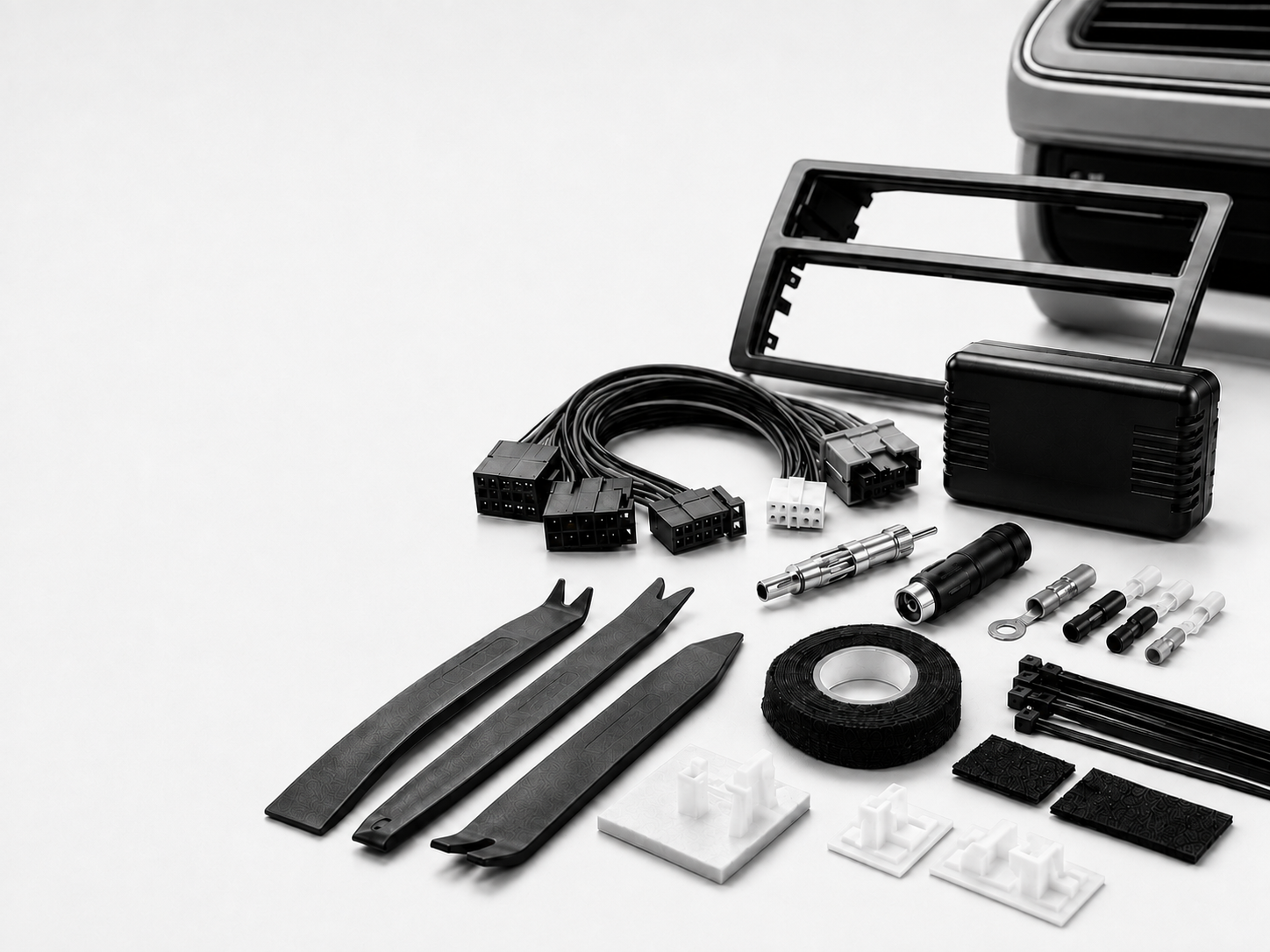 Zubehör und Einbaumaterial für Auto wie Adapter Kabel und Blenden