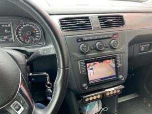 Kamerabild der nachgerüsteten Rückfahrkamera mit statischen Führungslinien im originalen VW Caddy Werksdisplay