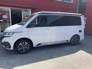 VW T6.1 in Weiß vor der Werkstatt von Autoradio Bodensee in Singen am Bodensee