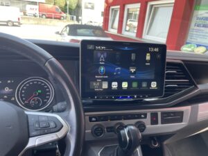 Blick vom Fahrersitz auf das 11 Zoll Alpine Display im VW T6.1 Transporter