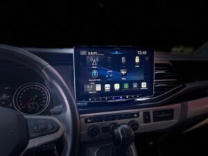 Alpine iLX-F115T61 bei Dunkelheit – blendfreie Displaybeleuchtung im VW T6.1
