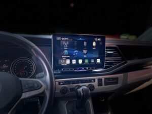 VW T6.1 Cockpit bei Nacht mit beleuchtetem Alpine Halo11 11 Zoll Touchscreen