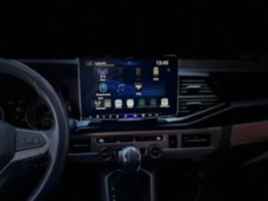 Nachtaufnahme VW T6.1 Cockpit mit Alpine Display und originalem Kombiinstrument