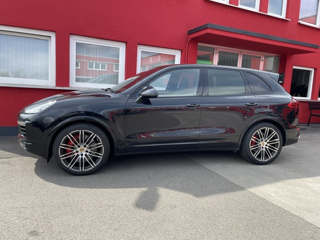 Porsche Cayenne Turbo vor der Werkstatt in Singen – Apple CarPlay Nachrüstung PCM 3.1