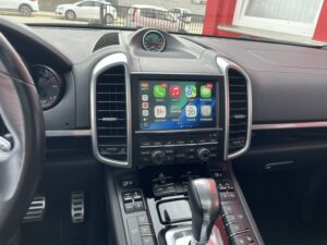 CarPlay App-Menü im Porsche Cayenne Turbo – Bedienung über die originalen Fahrzeugtasten