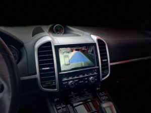 Serienmäßige Rückfahrkamera im Porsche Cayenne Turbo bleibt nach der CarPlay Nachrüstung erhalten