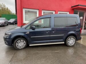 VW Caddy in Dunkelblau vor der Werkstatt in Singen am Bodensee zur Rückfahrkamera Nachrüstung