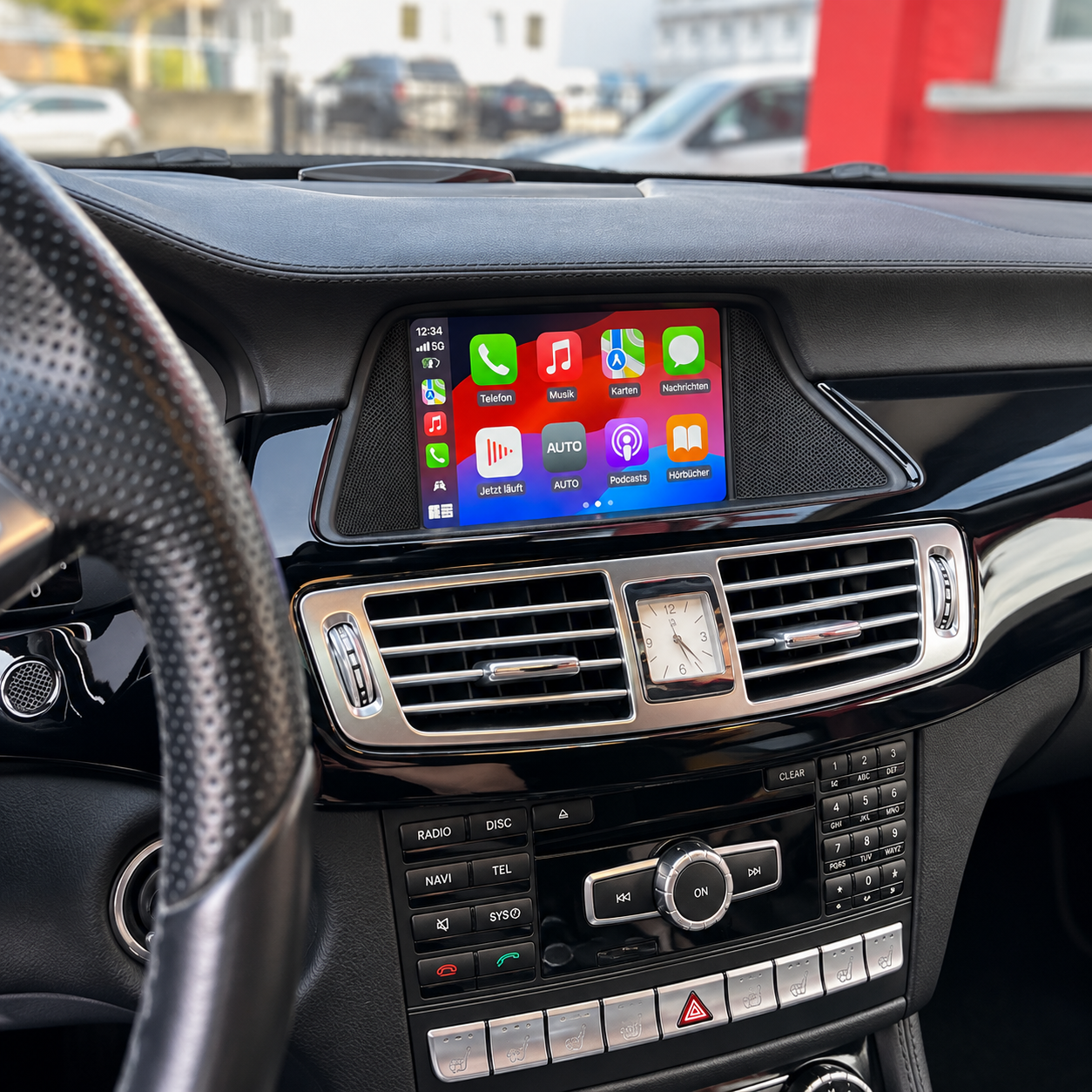 Luxus-Cockpit mit CarPlay und Analoguhr.png
