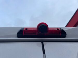 Nahaufnahme AMPIRE KAX-DUCATO AHD-Kamera formgenau in der dritten Bremsleuchte des Ducato 8 verbaut