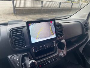 Fiat Ducato 8 Cockpit mit 10 Zoll Uconnect Monitor und eingeblendeter Rückfahrkamera mit Hilfslinien