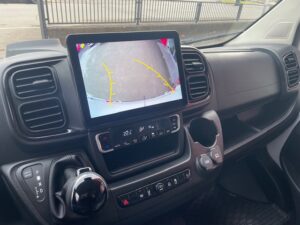 Rückfahrkamerabild mit dynamischen Hilfslinien im originalen Uconnect 5 Display des Fiat Ducato 8