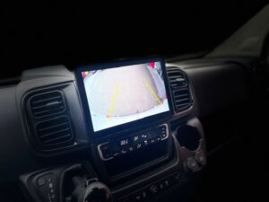 Uconnect 5 Werksdisplay im Ducato 8 zeigt AHD-Rückfahrkamerabild nach Nachrüstung mit NavLinkz Interface