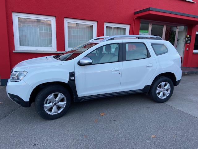 Dacia Duster vor der Werkstatt in Singen - Einbau Alpine iLX-705D und Rückfahrkamera