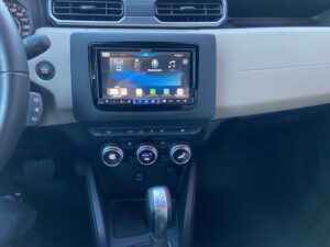 Alpine iLX-705D mit 7 Zoll Touchscreen in der Mittelkonsole des Dacia Duster