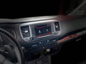 Cockpit Citroën SpaceTourer Campster mit originalem Touchscreen vor der Kamera-Nachrüstung