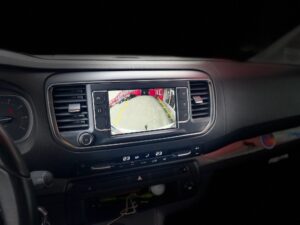 Rückfahrkamera-Bild im originalen Display des Citroën SpaceTourer Campster