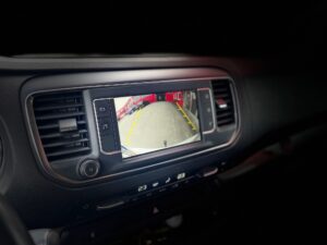 AHD-Rückfahrkamera Bild im Citroën SpaceTourer Infotainment nach Einbau mit AMPIRE HDA-NAC12