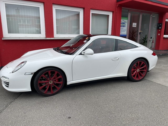 Weißer Porsche 911 Targa 997.2 vor der Werkstatt von Autoradio Bodensee in Singen