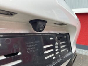 AMPIRE KAX102 Unterbaukamera oberhalb des Kennzeichens am Porsche 911 Targa 997.2