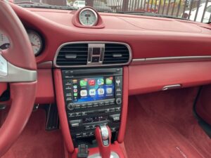 Apple CarPlay Startbildschirm im originalen PCM 3.0 des Porsche 911 997.2