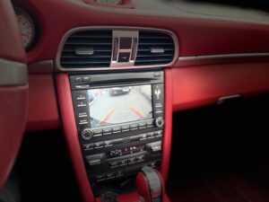 Rückfahrkamerabild mit Hilfslinien auf dem PCM 3.0 Monitor im Porsche 997.2