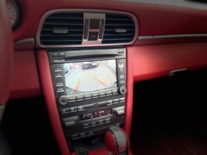 Rückfahrkamera Ansicht im originalen Porsche Display beim Einlegen des Rückwärtsgangs