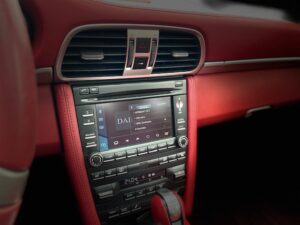 Mittelkonsole Porsche 911 Targa 997.2 mit nachgerüstetem CarPlay und DAB+
