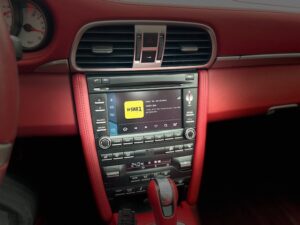 CarPlay App auf dem Porsche PCM 3.0 Monitor im 997.2 Targa mit rotem Interieur