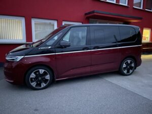 VW T7 Multivan in Rot-Schwarz - Rear Seat Entertainment Einbau in Singen am Bodensee