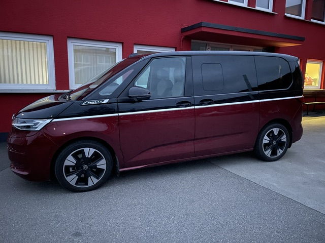 VW T7 Multivan in Rot-Schwarz - Rear Seat Entertainment Einbau in Singen am Bodensee