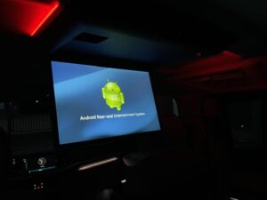 Android Bootlogo auf dem motorisierten Deckenmonitor im VW T7 Multivan bei Nacht