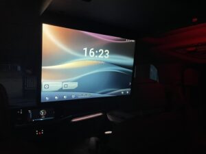 Android 16 Startbildschirm auf dem CARAVAN PD1757FL Deckenmonitor im VW T7 Multivan