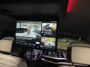 Deckenmonitor mit YouTube im VW T7 Multivan - Blick aus dem Fond nach vorn ins Cockpit