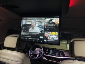 Streaming auf dem 17,5 Zoll Android Deckenmonitor über den Vordersitzen des VW T7 Multivan